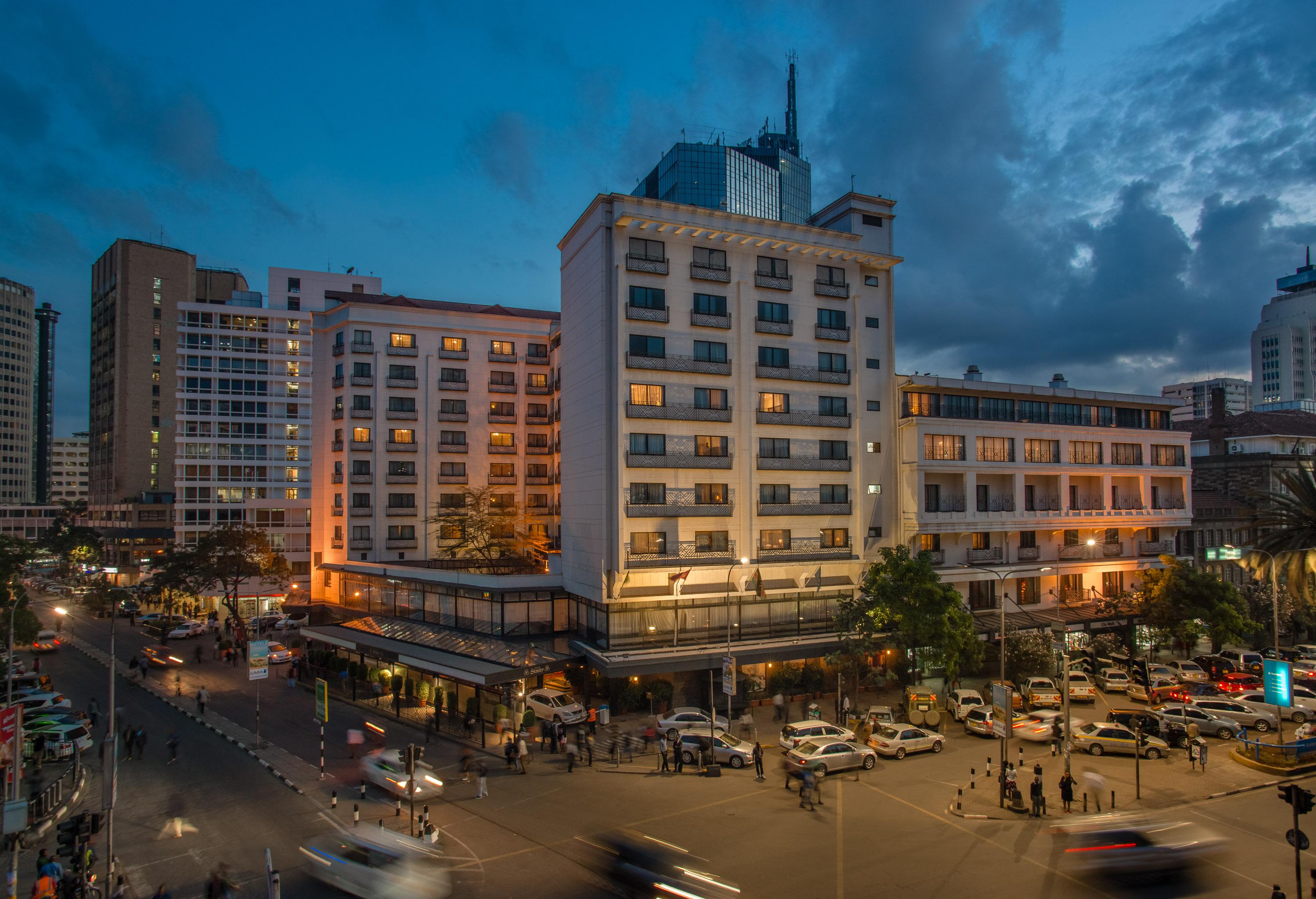 Hotel Sarova Stanley Nairobi Exterior foto The hotel at night